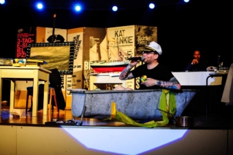 Doch, da ist tatsächlich Wasser in der Zinkwanne. Doch, da ist tatsächlich Wasser in der Zinkwanne.