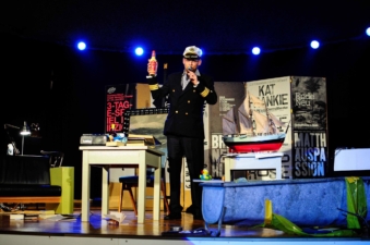 Der Kapitän, das Stallgespräche-Schiff und ne Bottle voll ... Der Kapitän, das Stallgespräche-Schiff und ne Bottle voll ...