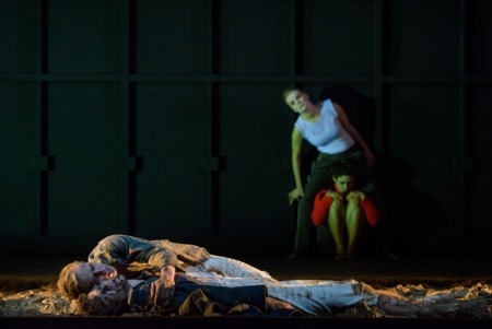 Ex-Schauspielstudio-Mitglied <a href="http://www.nationaltheater-weimar.de/de/index/ensemble/ensemble_details.php?PID=982" target="_blank">» Erik Born</a> glänzte in Leipzig noch im letzten Sommertheater am Gohliser Schlösschen. Jetzt hatte er gerade Premiere am Deutschen Nationaltheater Weimar. Dort spielt er den Eteokles in der "Antigone"-Inszenierung von Alice Buddeberg. (Premiere war am 8. Januar) Erik Born in "Antigone" in Weimar © Candy Welz
