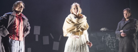 Schon in drei Inszenierungen ist Ex-Studentin <a href="http://www.theater-lueneburg.de/index.asp?cid=1580&tree_id=65" target="_blank">Stefanie Schwab</a> am Theater Lüneburg zu sehen. Gestartet ist sie als Prinzessin in <i>Die Prinzessin und der Pjär</i>, im <i>Dschungelbuch</i> ist sie als Baghira unterwegs und in <i>Cyrano</i> - einem Vers-Stück um Liebe und Poesie für junge Zuschauer - wird sie als Roxanne umworben. Im März ist dann die nächste Premiere: Stefanie Schwab spielt die Titelrolle in <i>Effi Briest</i></em>. Stefanie Schwab in Cyrano © Andreas Tamme