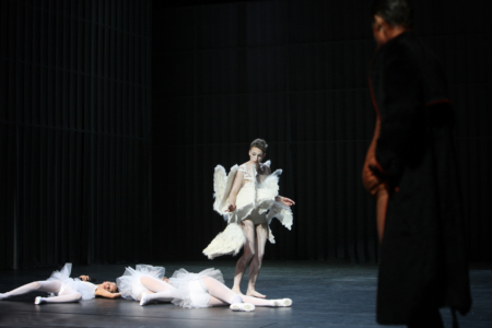Das erste Engagement nach dem Studium in Leipzig hat für <a target="_blank" href="http://www.mecklenburgisches-staatstheater.de/mitarbeiter-detail/hannah-ehrlichmann.html">» Hannah Ehrlichmann</a> am Mecklenburgischen Staatstheater Schwerin als Gretchen im <i>Faust</i> begonnen. Und das sehr überzeugend - die Lübecker Zeitung wollte den zweiten Teil der Aufführung am liebsten in <i>Gretchen</i> umbenennen, denn <i>ganz im Mittelpunkt steht jetzt eine von Hannah Ehrlichmann mit der Kraft der Selbstbehauptung umwerfend verkörperte junge Frau … </i>. Vor kurzem erst dann die nächste Premiere: Gerhard Hauptmanns <i>Die Ratten</i> - dem Regiedebüt der Schauspielerin Steffi Kühnert. Hannah Ehrlichmann in Faust © Mecklenburgisches Staatstheater Schwerin